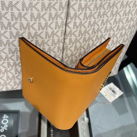 MICHAEL KORS
Medium Crossgrain Leather Wallet
Cider
NWT - Picture 7 of 16